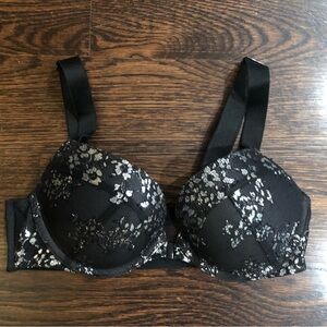 Victoria's Secret Very Sexy Push Up Black Bra with Silver Metallic Lace 32B NWOT